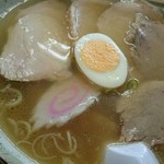 富士屋 - 肉好き母は「チャーシューメン」880円。ワンタンメンよりスープが白濁しています。