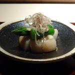 菊鮨 - ◆煮ホタテ、アスパラ　青唐辛子入りの辛子酢味噌で。 煮ホタテはホタテの旨みを感じ、辛子酢味噌の味わいもよく美味しい。