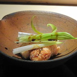 菊鮨 - ◆鯛の真子とうるい 真子大好きですので、これは嬉しい。優しい味わいで煮含められています。 うるいがいい彩に・・