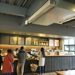 スターバックス・コーヒー - 「スターバックスコーヒー函館ベイサイド店」は、函館市屈指の観光地の真っ只中にお店があるのでレジ前は混雑気味。