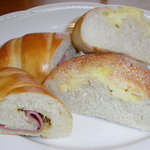 ひと粒の麦 - 桜燻のソーセージのパン、チーズのパン