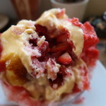 cocoo cafe - 中にはイチゴどっさり入ってます。