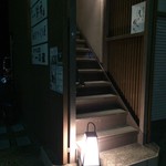 割烹・蕎麦 波と風 - お店は意外にも貸店舗二階。入り口も一見普通な感じ。