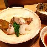 割烹・蕎麦 波と風 - 魚の名前失念(お恥ずかしい、思い出せない)兜がどん。塩味のあっさりの味付け。添えられた新玉葱が甘くて美味しい。チリ酢で頂きます