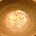 割烹・蕎麦 波と風 - 名寄産もち米を煮魚の旨味溢れる汁で炊いた小丼。チリ酢を適宜掛けて頂きます