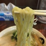 伊藤商店 - 麺持ち上げ