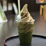 Gyokusouen - グリーンティフロートの抹茶とほうじ茶のミックスソフト