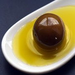 スペイン産オリーブのハーブマリネ〜プロの調合が光る、ワインを呼ぶ最初の一皿〜