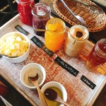 84458536 - コンフィチュールもたくさん。