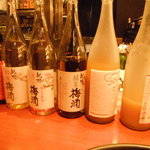 Tsuru tontan - カウンターに各種お酒が陳列しています。