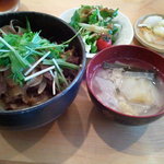 ハルコロ - 私の注文の「鹿丼(大盛)」の料理９５０円です。