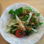 ハルコロ - ランチについてくるサラダです。きゅうり、ぷちトマト、レタスに特製ドレッシングが・・・