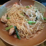 ハルコロ - 連れの注文の「海鮮やきそば(大盛)」８５０円。烏賊、ホタテ、海老などの魚介類が惜しげもなく、ふんだんに使われていますよ！