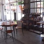 CAFE Mojo - 地元作家さんの作品展示も。