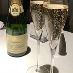 ライラ - ペアリングワイン、1杯目は王道のシャンパン。