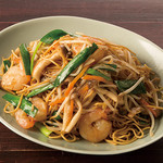 Yakisoba (stir-fried noodles) with shrimp and vegetables