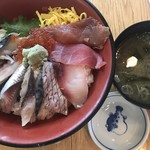 Mikore Zushi - ランチ 海鮮丼 970