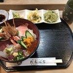 Tachibana Zushi - ７種海鮮丼 1300円也  右手の土地に味噌汁が置かれます