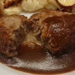 ハンバーグ断面。肉汁が溢れました。