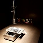 Jukusei Yakiniku Pondo - 暗めの店内　広めのテーブル