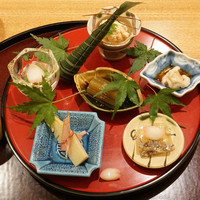 日本料理 太月 - 八寸：車えび巻寿司、鯛の子、ゆりねうすい豆、ふき、鯛の白子、筍土佐煮