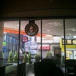 BONBON - 晴れた日の午前中，店内から通りを眺める