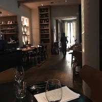 ラ・ボンヌターブル - 店内　入口方向
