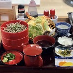 きたみち庵 - 天ぷら割子そば。