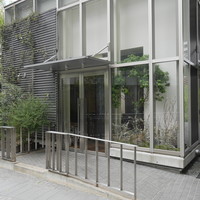 ad hoc  - お店の入り口