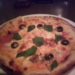 碧 - アンチョビとオリーブのピザ