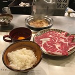 しゃぶせん - すき焼き（肉７０グラム、税込み１６２０円）