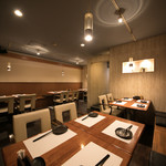 串揚げ 和が家 - モダンな雰囲気の落ち着いたテーブル席です。