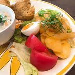 蜂の巣 - 新じゃがと玉ねぎのピリ辛サラダ
