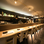 串揚げ 和が家 - ゆったりとしたカウンター席。お一人様でもお気軽にご利用できます。