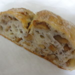 ジュウニブンベーカリー - くるみパンの断面