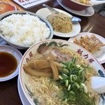 ラーメン魁力屋 - 特製醤油ラーメン餃子定食 ライス大880円
            野菜のせ味噌ラーメン・焼飯定食 880円