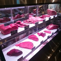 熟成和牛ステーキグリルド エイジング・ビーフ 横浜店 - お肉のケース