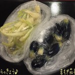 塩香源 - 若もぎ茄子(519円/100g)と島らっきょう(886円/100g)にしてみる☆彡
            若もぎ茄子は小振りの茄子が良い感じに浸かって色もピカピカの紫で綺麗！
            島らっきょうはピリッとしてこれもまた美味しい♪