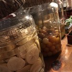 こくう - 店内…自家製果実酒がたくさん！