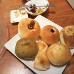 ピアサピド - 緑のよもぎパンの後ろにカレーパン