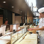 鮨でですけ - 笑顔がこぼれるカウンター