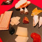 バー ドゥオモ ロッソ - 北海道産チーズの盛り合わせ