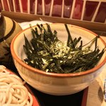 味奈登庵 - ざるそば 別添えの海苔。
      富士山盛りとなると、海苔は別添えにしてもらったほうがありがたい。
      もちろん味奈登庵、海苔も充分
