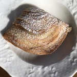 Pizzeria CROCCHIO - スフォッリャテッラ (sfogliatella)をHerendに盛る