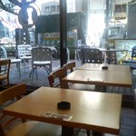 カフェブレーク - "CAFE BREAK"梅新東店の店内入口テーブル席