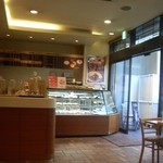 カフェブレーク - "CAFE BREAK"梅新東店の店内レジ付近ショーケース