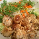(食)越南 - ブン・チャー・ジョー（揚げ春巻きを乗せたタレつき麺）