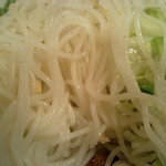 (食)越南 - ブン・チャー・ジョー（揚げ春巻きを乗せたタレつき麺）