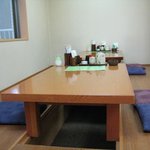 店内は、座敷とテーブル席とがあります。