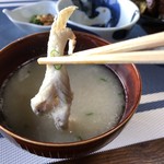 小安丸 - 味噌汁には こんな鯛のアラが・・